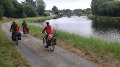 Fahrrad fahren am Kanal