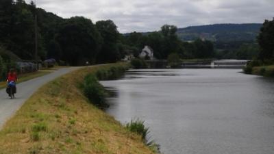 Fahrrad fahren am Ufer des Flusses Aulne entlang