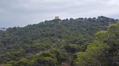 Der Aguiló-Turm, der die Bucht von Finestrat dominiert