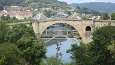 The river Miño as it passes under the Roman bridge
