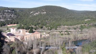 El monasterio de San Pedro de Arlanza, los sabinares y el río.