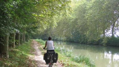 Radfahren entlang des Kanals