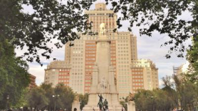 Monuments and buildings are our objectives... (Plaza de España; Author: Eric Titcombe; Creative Commons Attribution 2.0 Generic license)