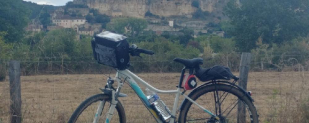 Rodando a orillas del río Dordogne con el castillo de Beynac al fondo