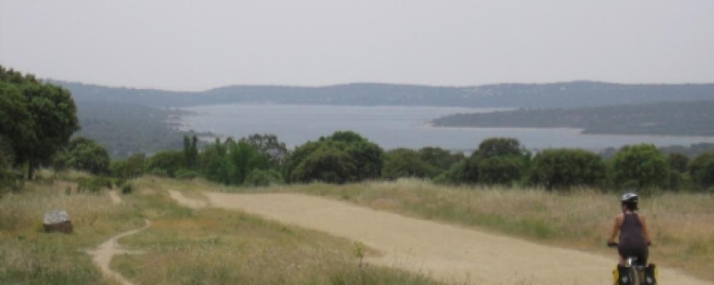 Le long des prairies, avec le barrage de Valmayor en arrière-plan