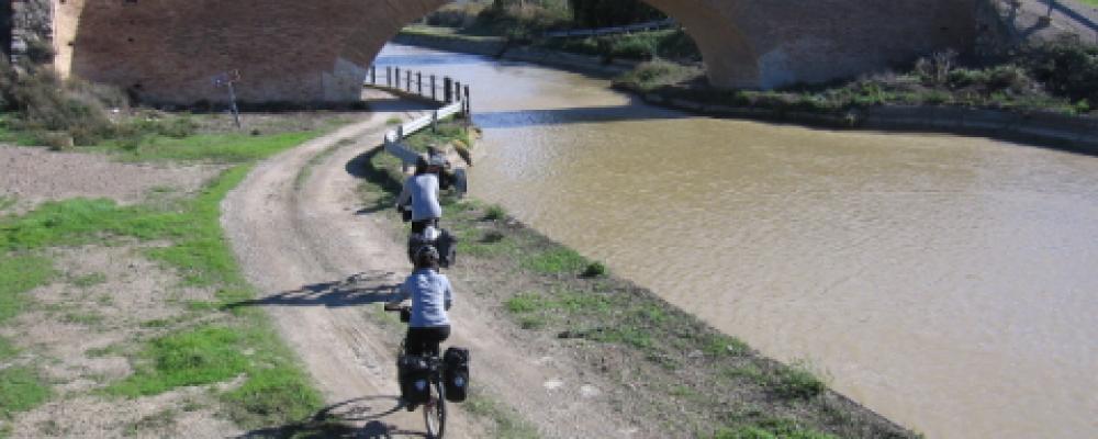 En train de rouler sous le pont de Cortez