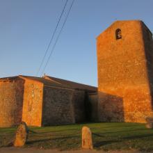 Amanece en la iglesia de Aldealpozo, donde destaca una torre musulmana del siglo X, con funciones de campanario.