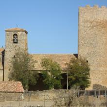 La iglesia de Hinojosa del Campo reutiliza dos torreones: el más antiguo (musulmán) fue convertido en campanario. La torre mayor es posterior (cristiana) y sirve de cabecera a la iglesia románica.