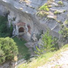 Höhle und Kapelle von Saint Tirso und Saint Bernabe