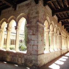 The cloister of the monastery of Santa María la Real de Nieva. Author: JnCrlsMG, CC BY-SA 4.0, low resolution.