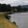 Fahrrad fahren am Ufer des Flusses Aulne entlang