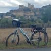 Rodando a orillas del río Dordogne con el castillo de Beynac al fondo