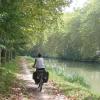 Faire du vélo le long du canal